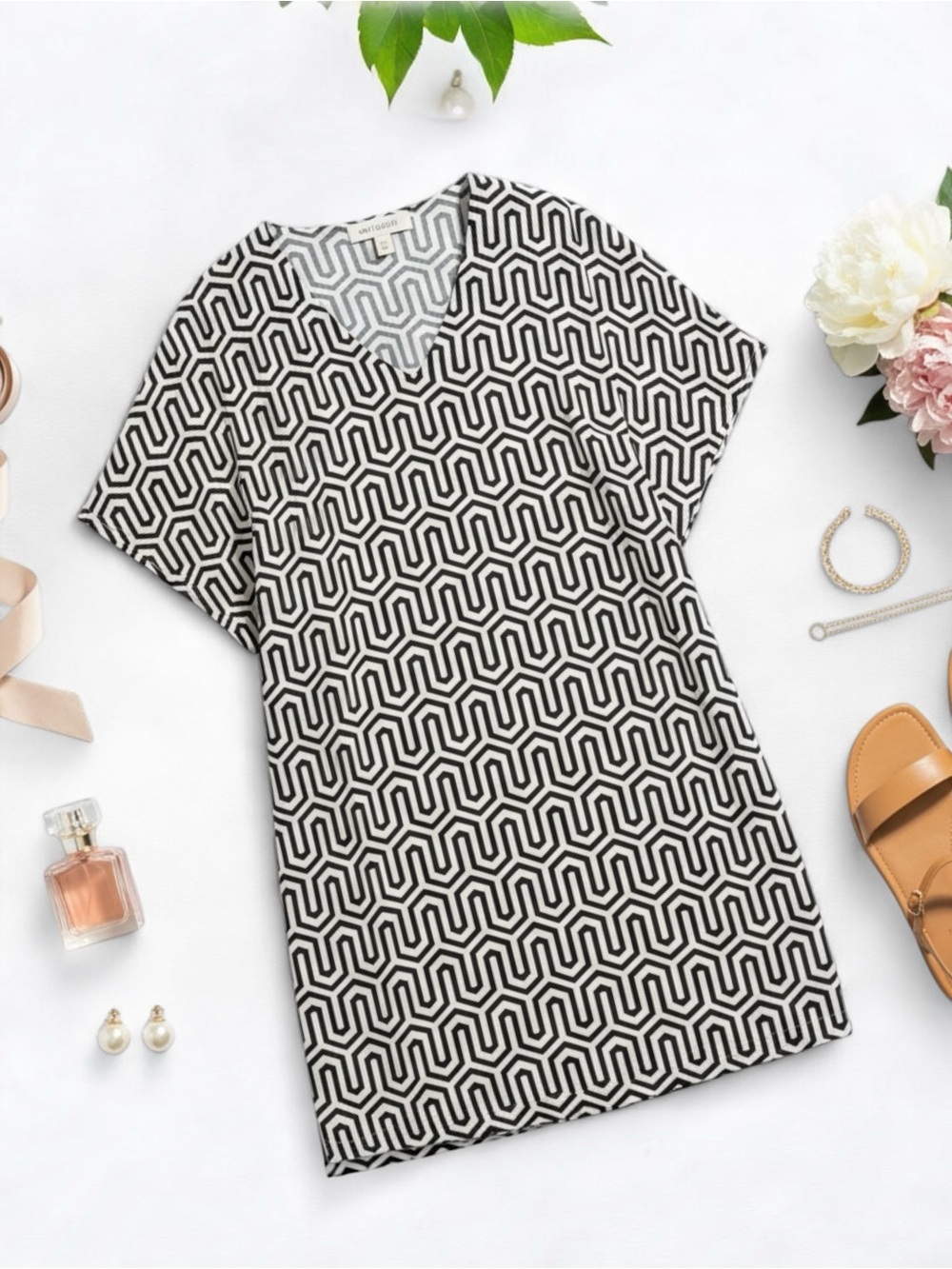Chico's Geometric Print V-Neck Wedge Tunic Black White Size 0 Small 4/6 EUC